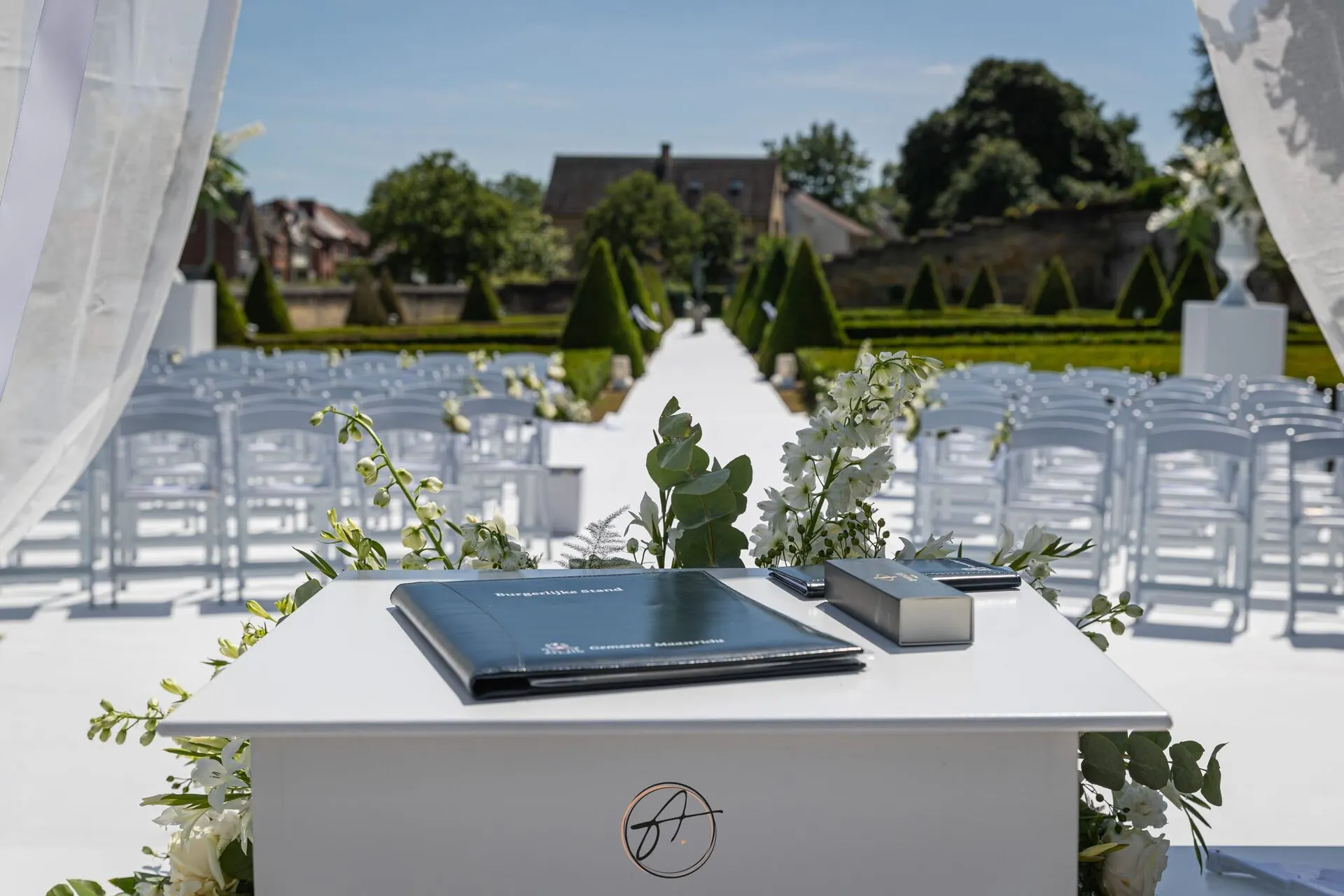 Maatwerk vlonder met prieel op de bestaande vijver