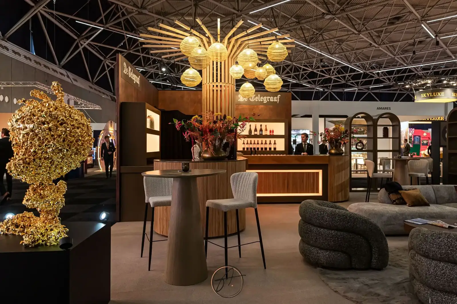 De Telegraaf-stand Stan Huygens Café op de Masters Expo, met bar en dinertafel in warme verlichting