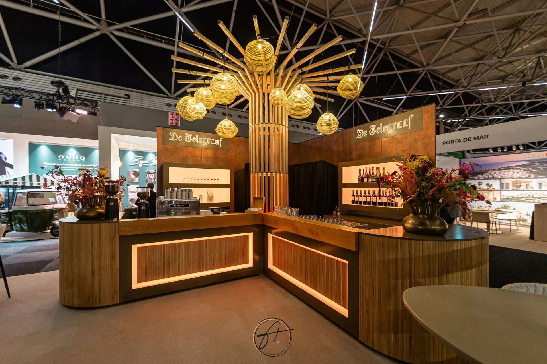 Avondbeeld van de stand met sfeerverlichting