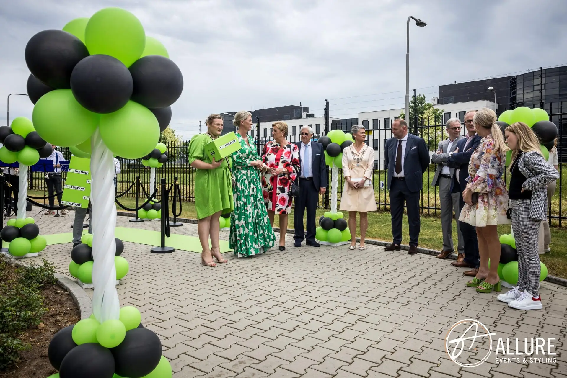 Gasten in de feestelijk ingerichte hal tijdens de opening van Toolnation